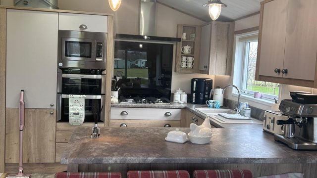 002 Kitchen with breakfast bar