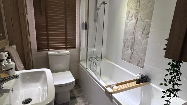 007 bathroom