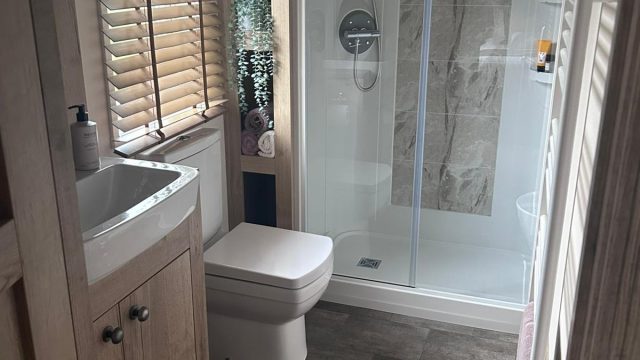 008 Shower Room