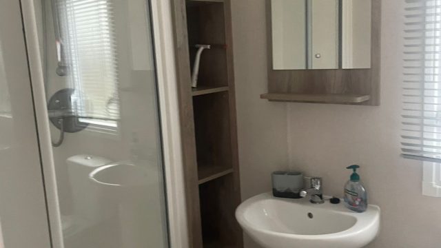 009 Horizon DC Shower room