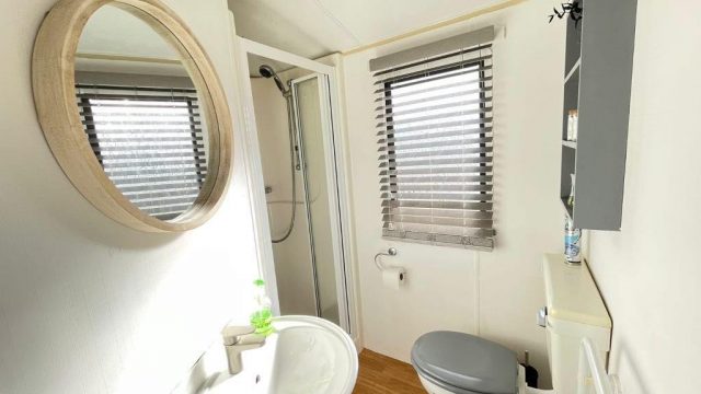 010 Beaumaris Shower Room