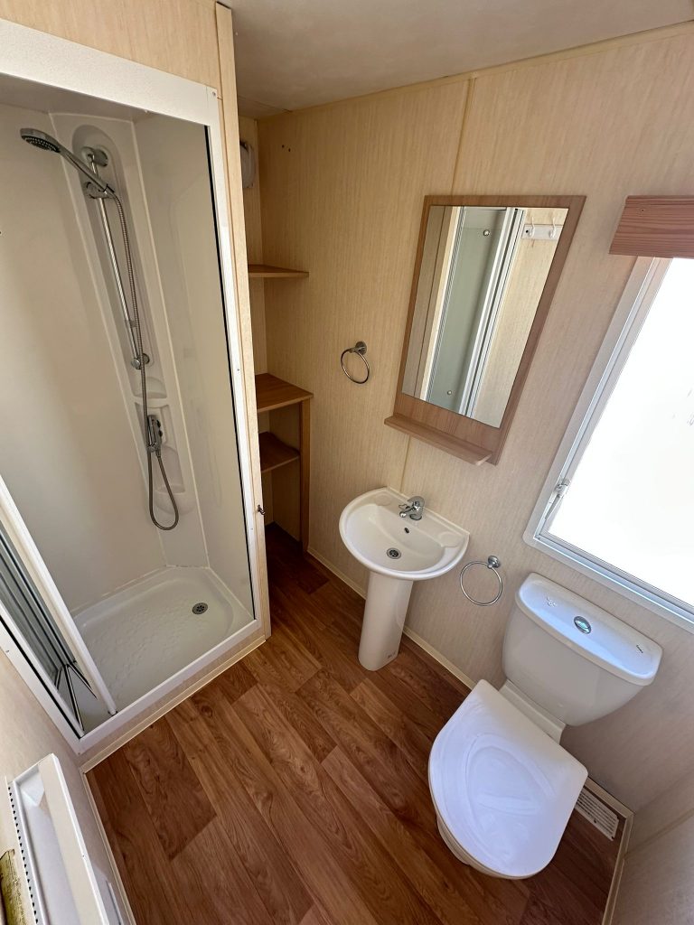 011 Horizon Shower room