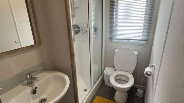 009 coworth Shower room