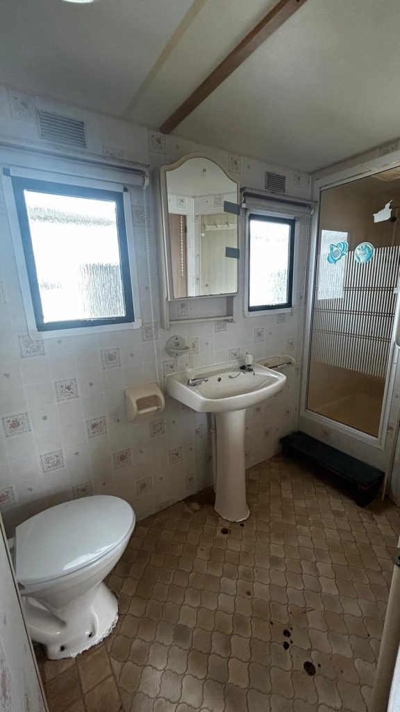010 Debonair Bathroom