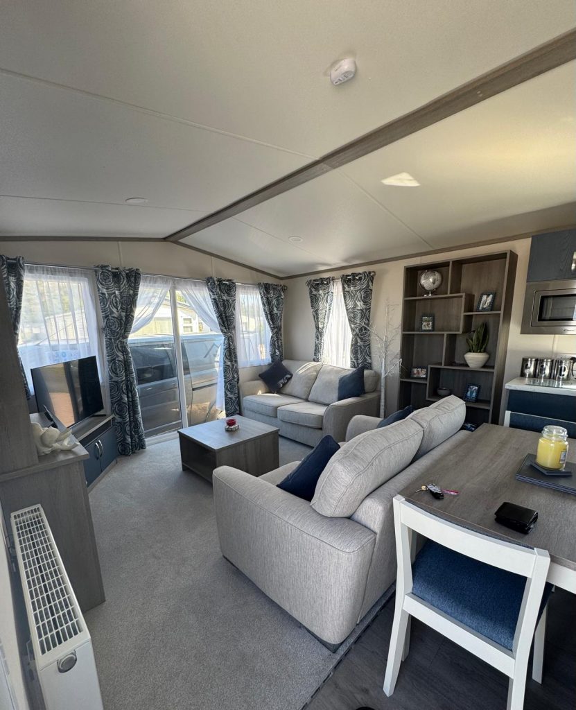 003 Regal Lounge