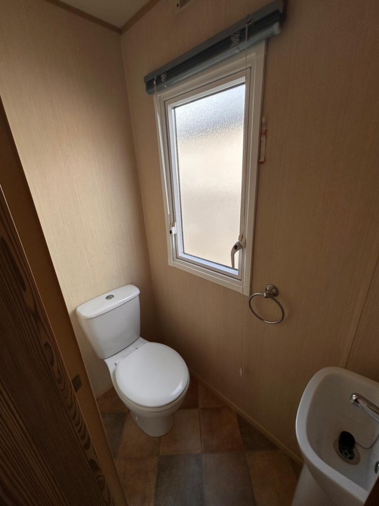 011 hrozon Toilet